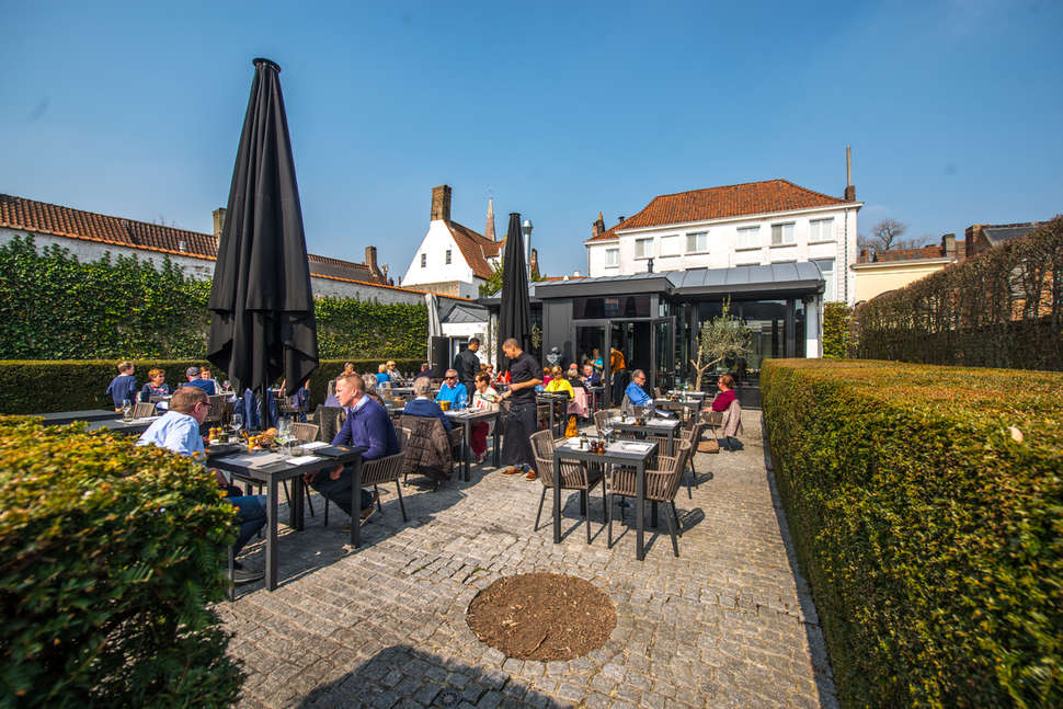 Een foto van het terras bij Hotel Montanus