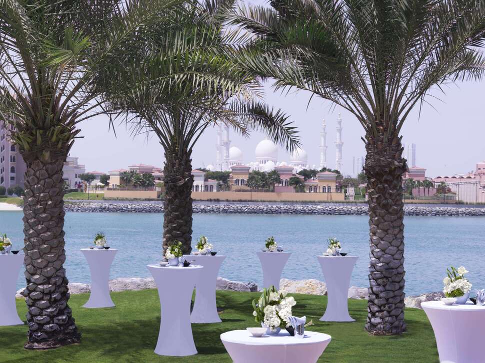 Ein Foto von der Terrasse im Fairmont Bab Al Bahr