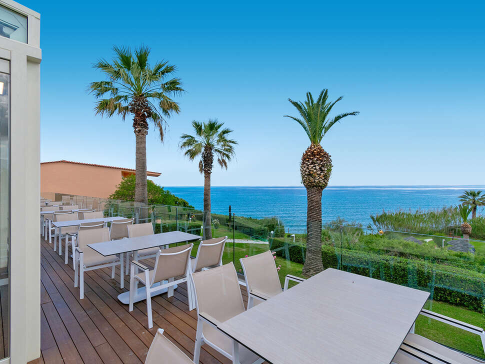 Ein Foto von der Terrasse im Hotel Ibiscus Corfu