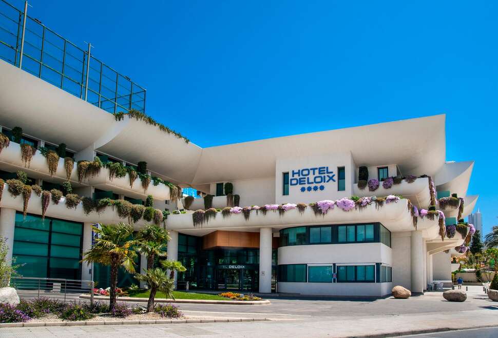 Een foto van de buitenkant van Hotel Deloix Aqua Center