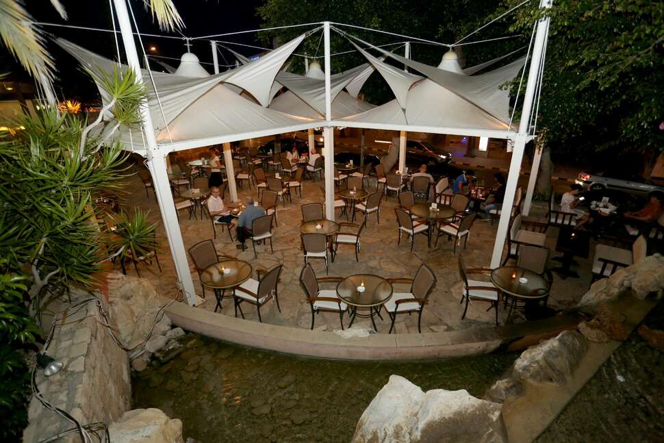 Een foto van het terras bij Dionysos Central Hotel