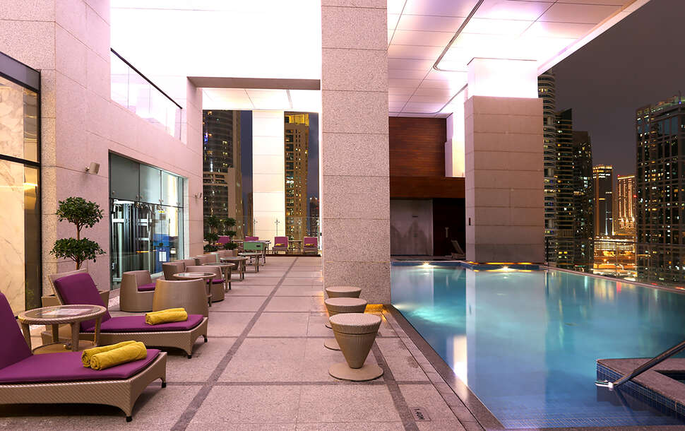 Een foto van het zwembad bij Bonnington Hotel Dubai