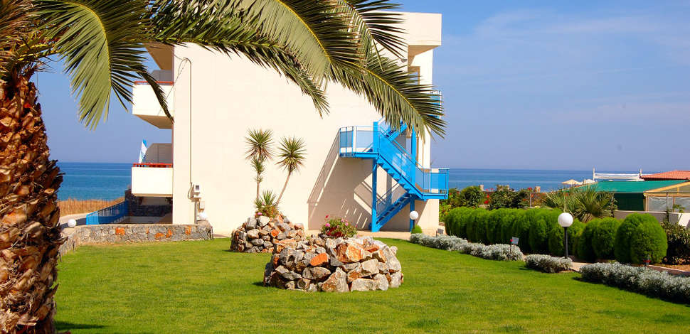 Ein Foto von der Außenansicht des Danaos Beach Apartments