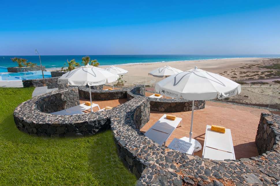 Een foto van het terras bij Iberostar Waves Playa Gaviotas
