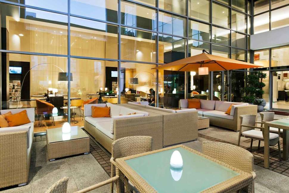 Een foto van het terras bij Ibis Dubai Al Rigga