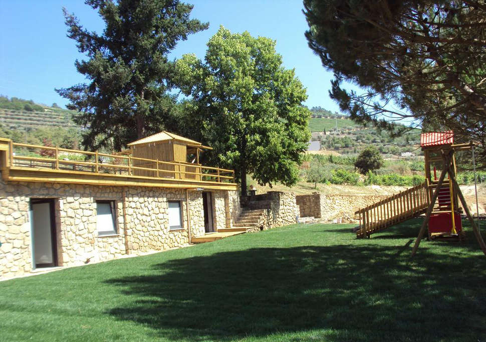 Ein Foto von der Außenansicht des Douro Cister Hotel