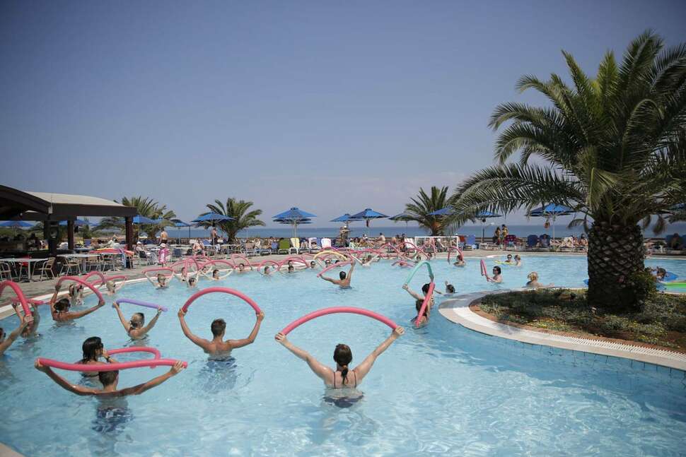 Een foto van het zwembad bij Mareblue Beach Resort