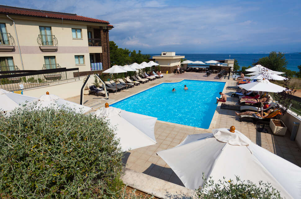 Een foto van het zwembad bij Blue Waves Resort