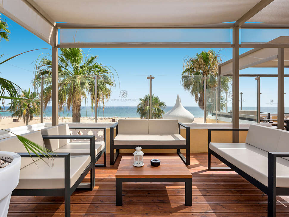 Een foto van het terras bij AP Oriental Beach