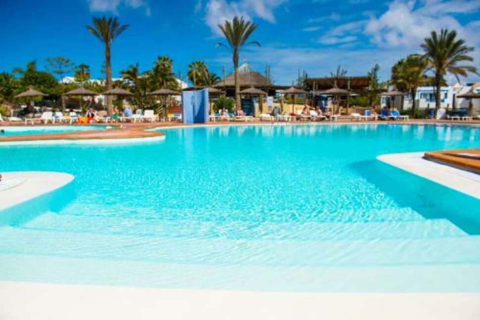 Een foto van het zwembad bij HL Aparthotel Paradise Island