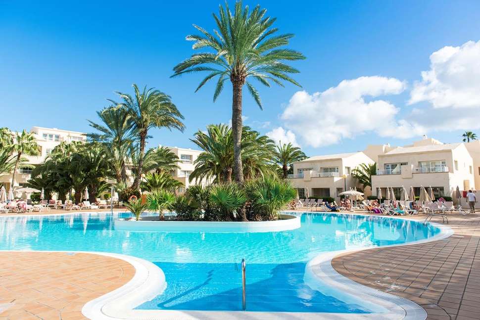 Een foto van het zwembad bij Riu Oliva Beach Resort