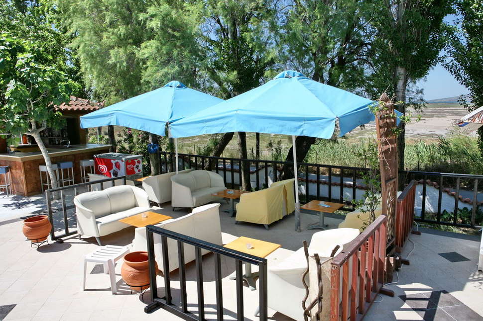 Een foto van het terras bij Hotel Aegeon