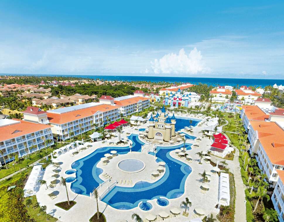 Een foto van het zwembad bij Fantasia Bahia Principe Punta Cana