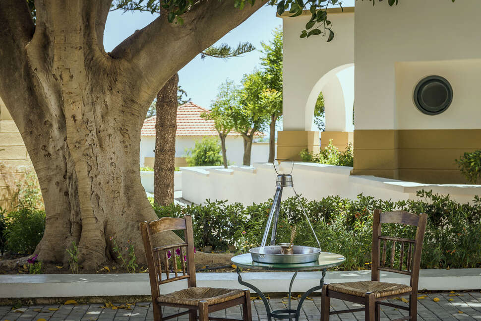 Ein Foto von der Terrasse im Mitsis Rodos Maris Resort & Spa