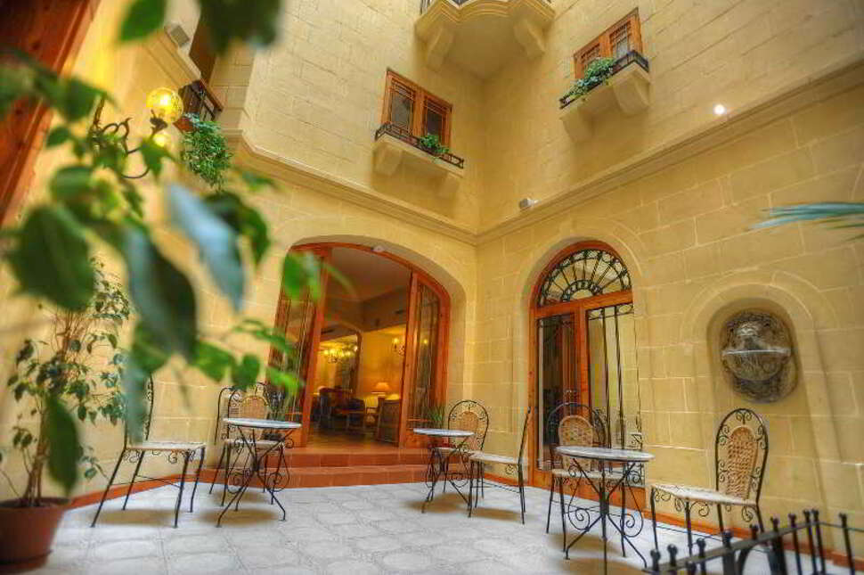Een foto van het terras bij Hotel St. Patrick's