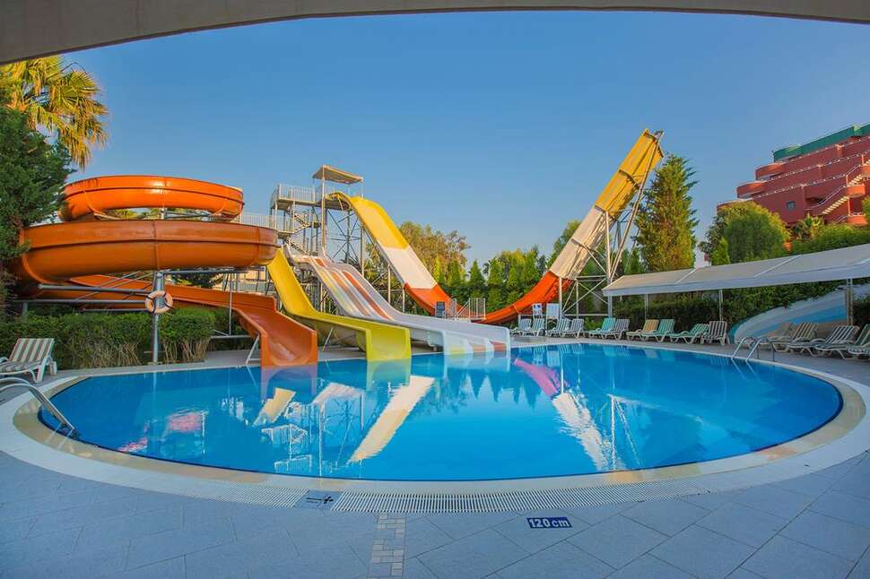 Een foto van het zwembad bij Mukarnas Spa Resort
