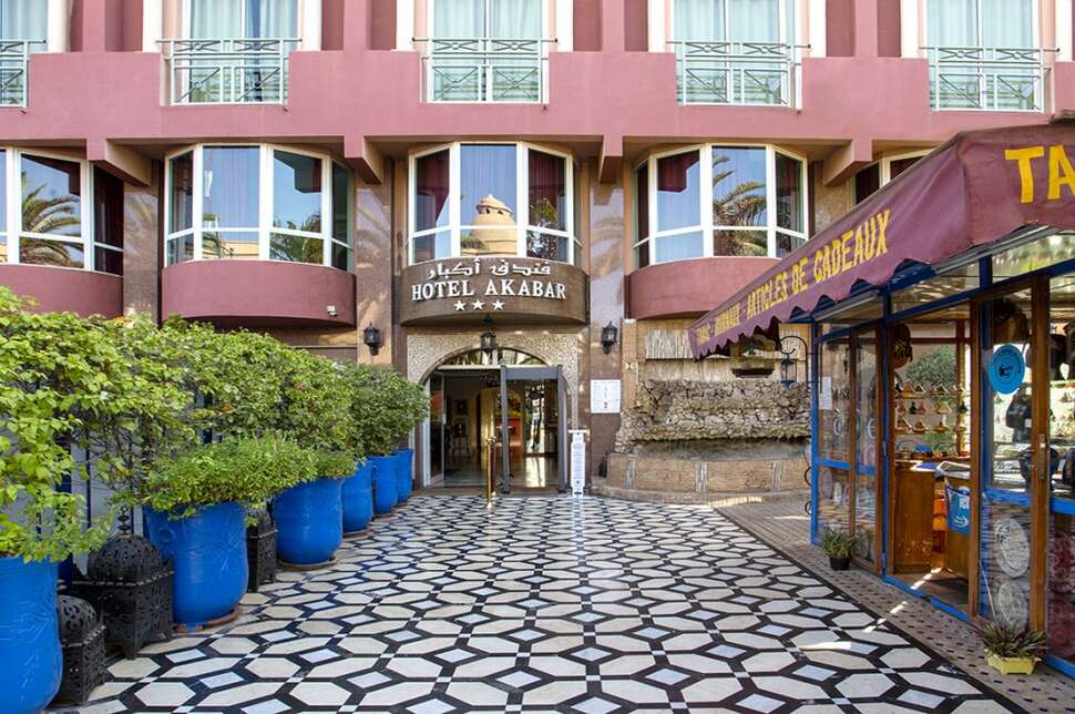 Ein Foto von der Außenansicht des Hotel Akabar