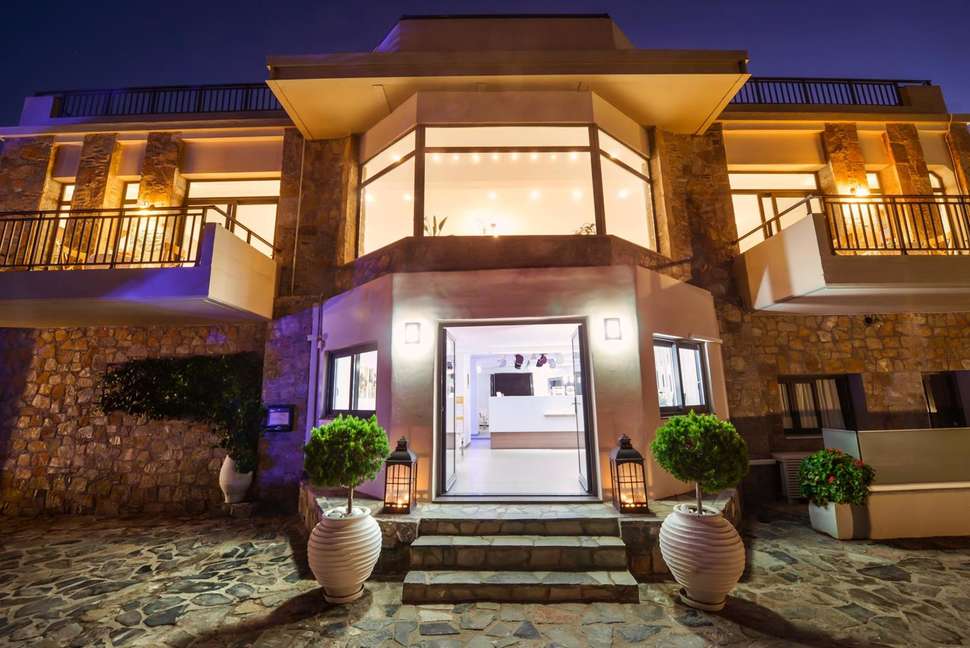 Een foto van de buitenkant van Happy Cretan Suites