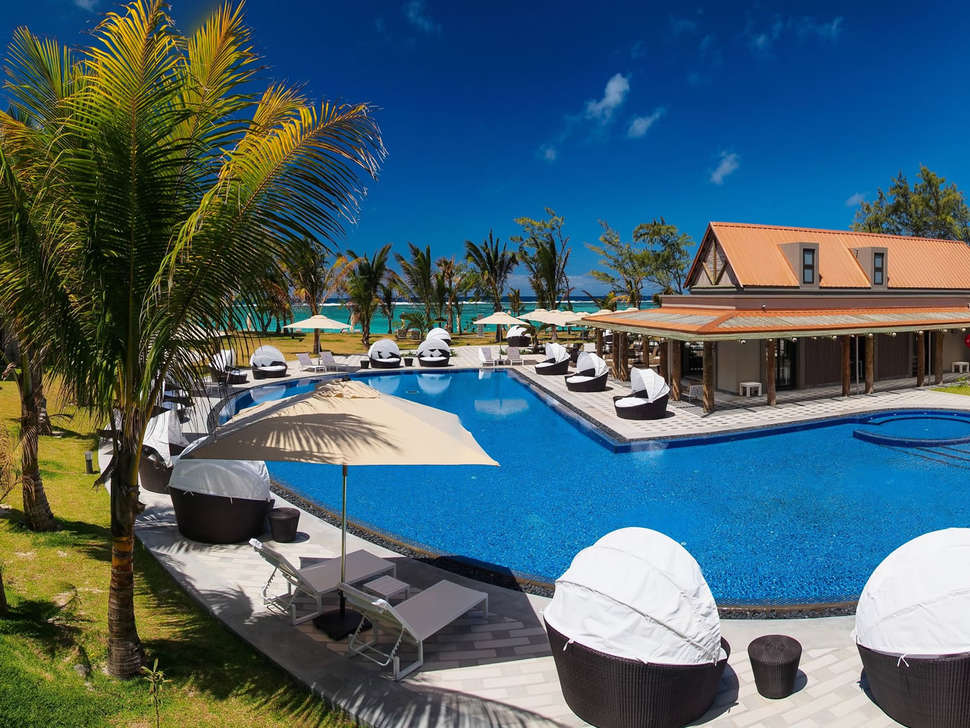 Een foto van het zwembad bij Crystals Beach Resort Belle Mare