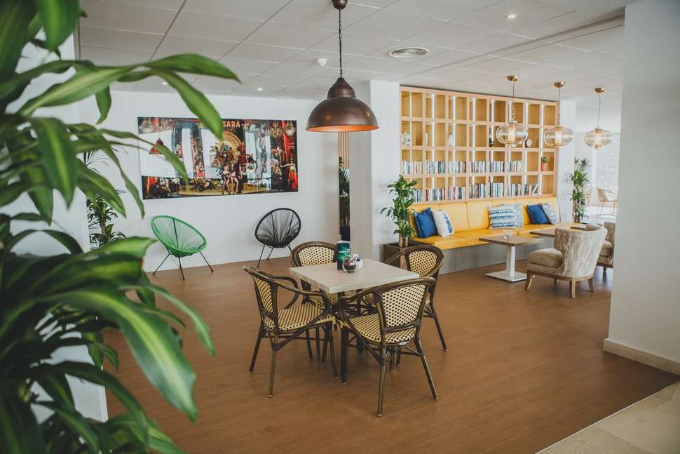 Een foto van het interieur van Hotel Alay