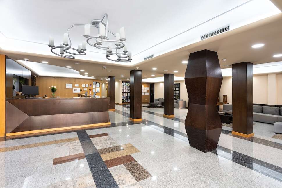 Een foto van het interieur van Aparthotel El Duque