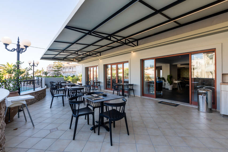 Ein Foto von der Terrasse im White Olive Premium Hotel