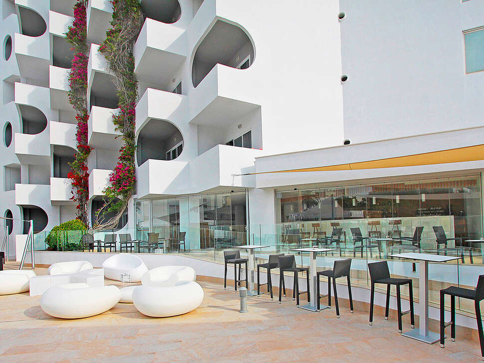 Een foto van het terras bij BG Pamplona Hotel