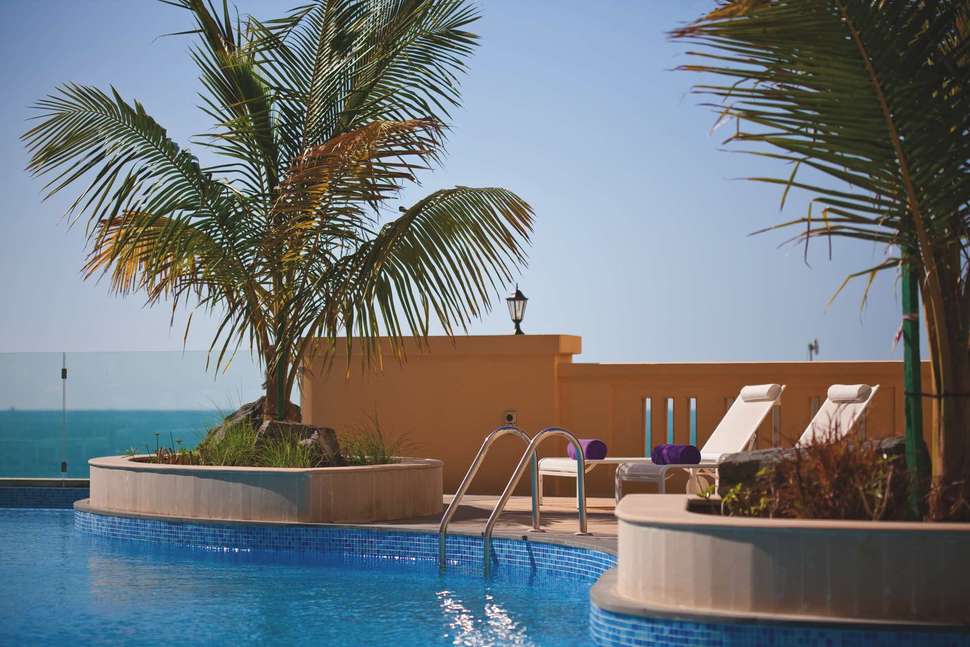 Een foto van het zwembad bij Mövenpick Hotel Jumeirah Beach
