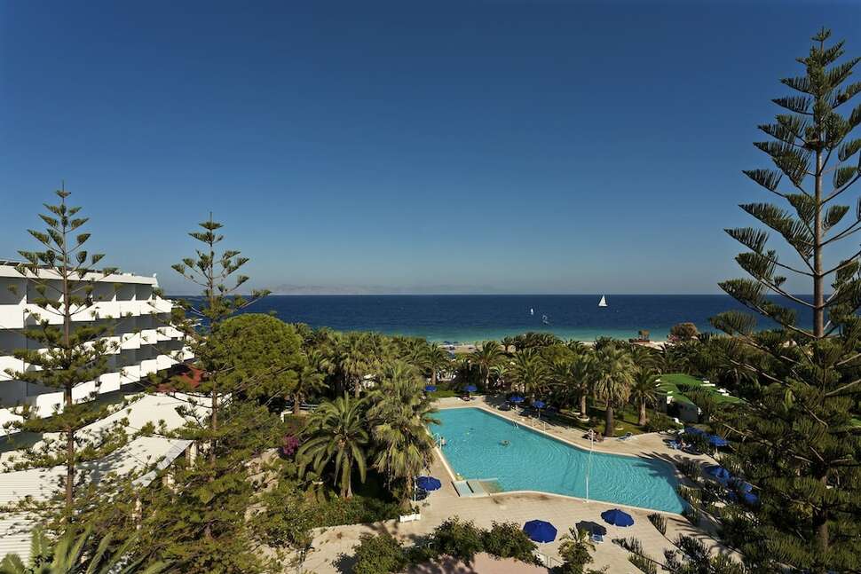 Een foto van het zwembad bij Blue Horizon Resort Hotel