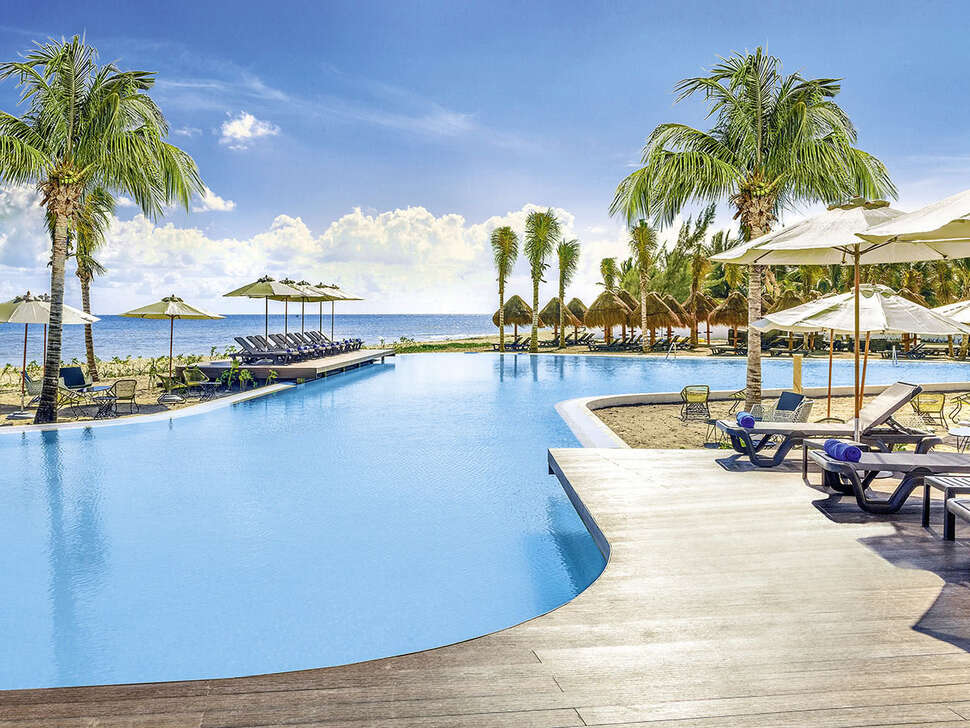 Een foto van het zwembad bij Ocean Riviera Paradise