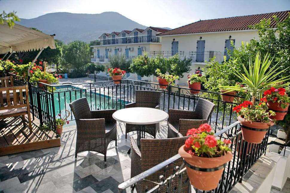 Een foto van het terras bij Hotel Theofilos Classic