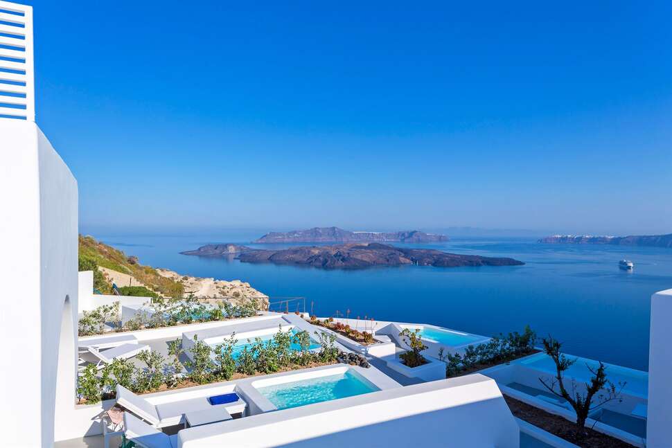 Een foto van het zwembad bij Alti Santorini Suites