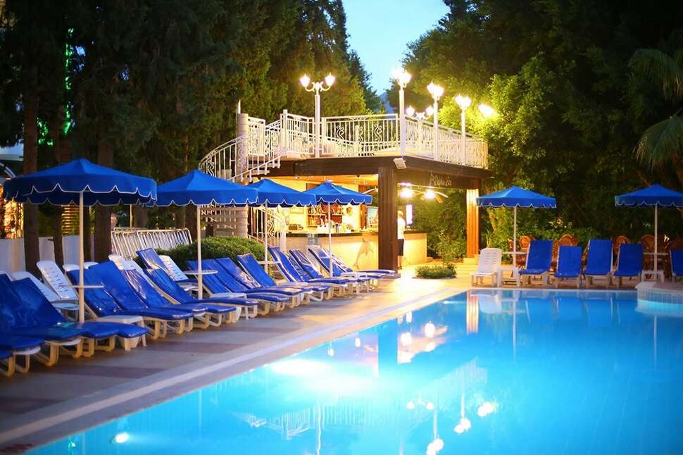 Een foto van het zwembad bij Hotel Kaya Maris