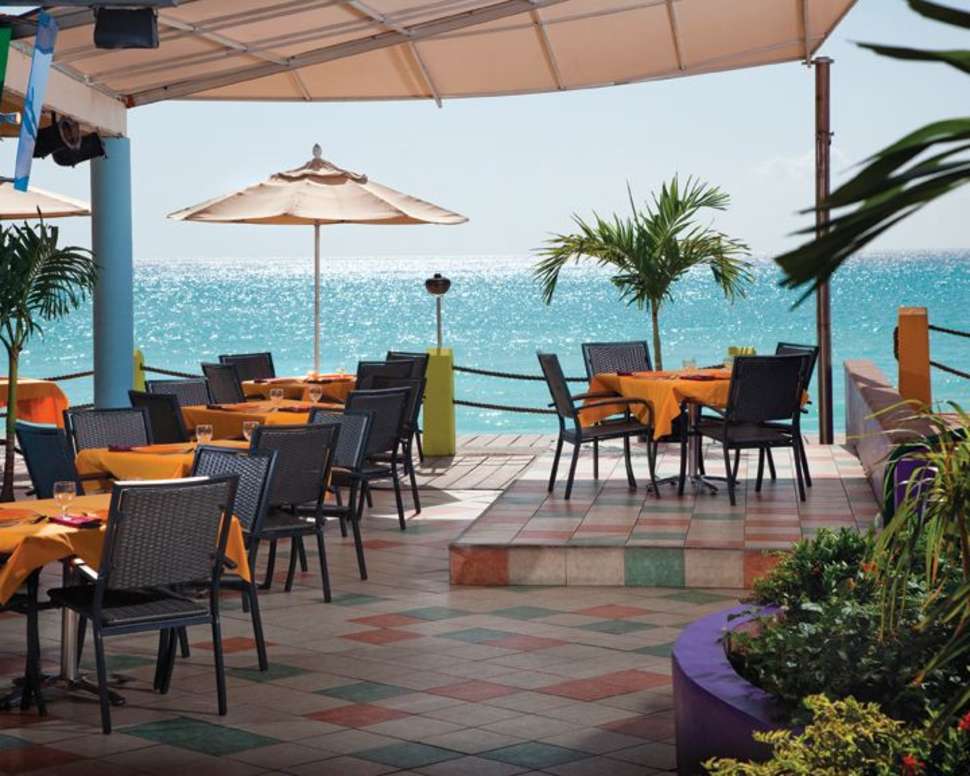 Een foto van het terras bij Divi Village Golf & Beach Resort