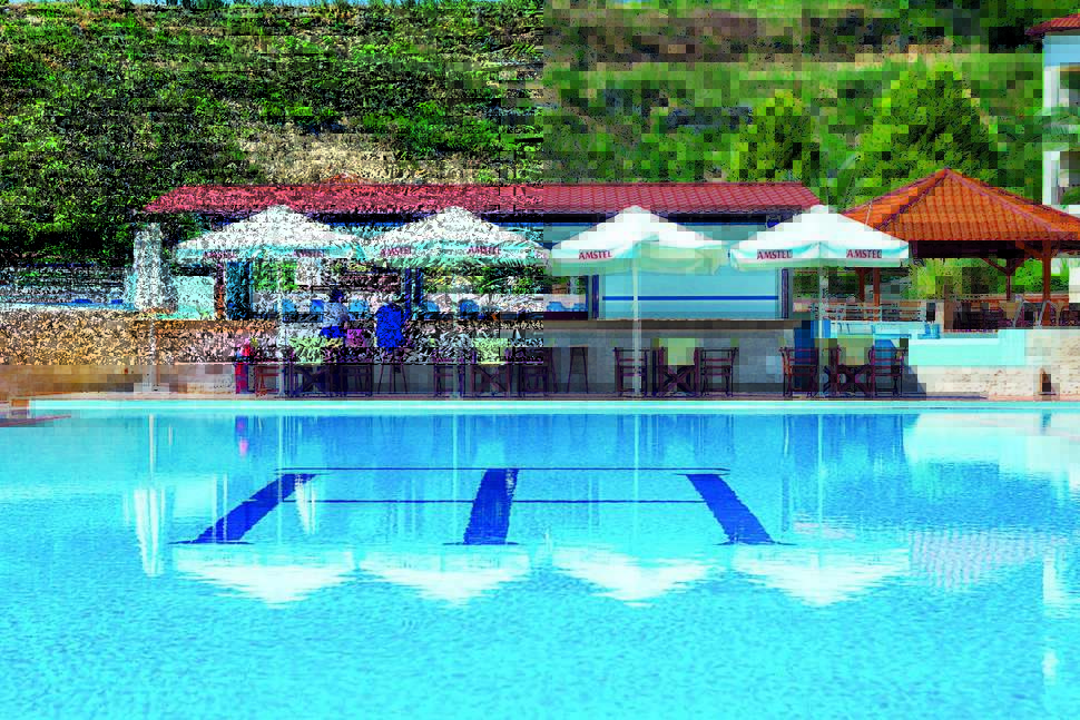 Een foto van het zwembad bij Xenios Theoxenia Hotel