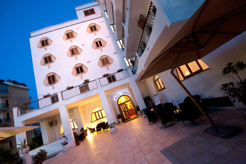 Een foto van de buitenkant van Hotel Degli Aranci Vieste