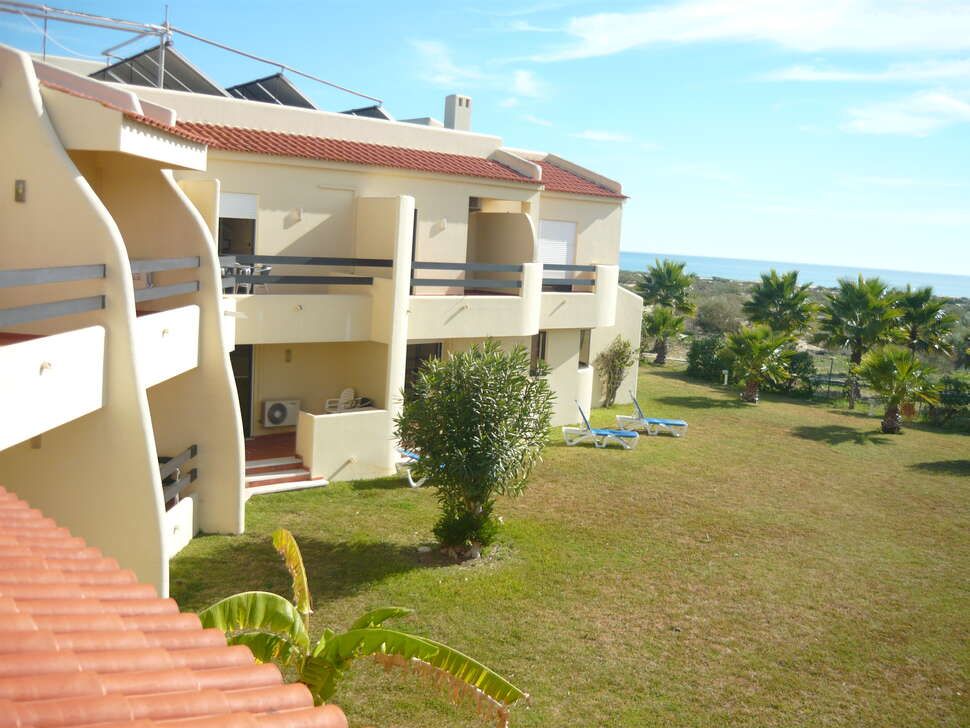 Een foto van de buitenkant van Praia Da Lota Hotel & Appartementen