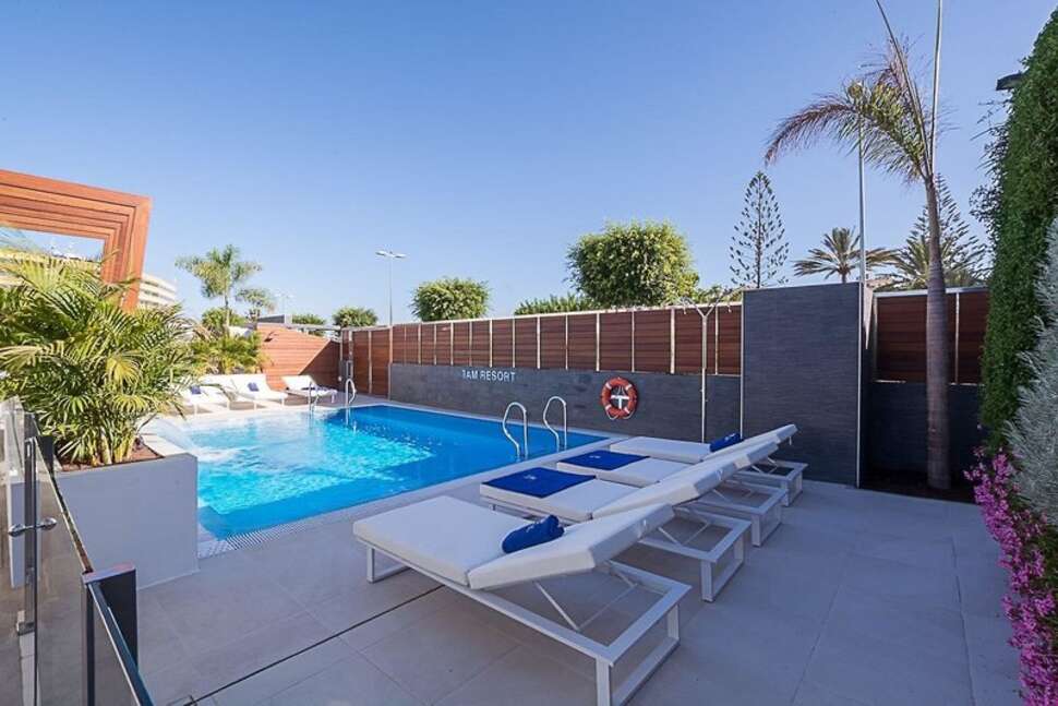 Een foto van het zwembad bij Silvi Villas