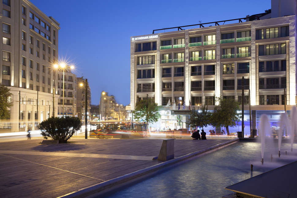 Een foto van de buitenkant van Zeus Essence Wyndham Athens Residence