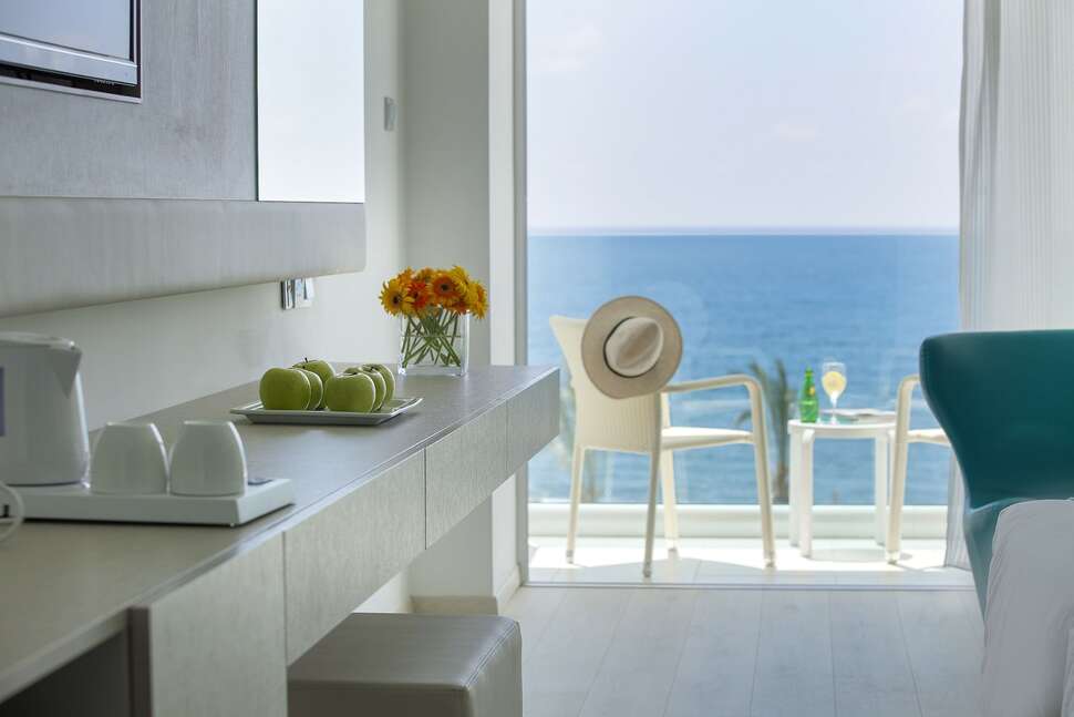 Ein Foto The King Evelthon Beach Hotel & Resort