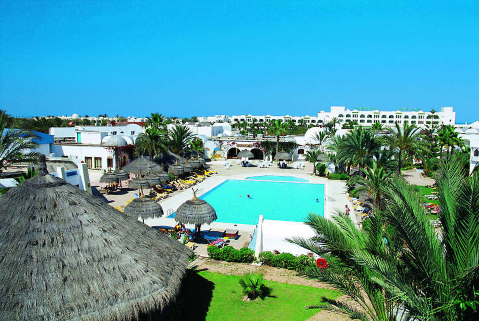 Een foto van het zwembad bij Cedriana Hotel