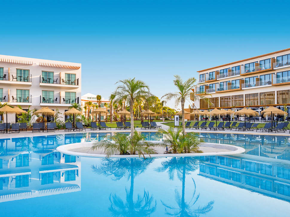 Een foto van het zwembad bij AP Cabanas Beach & Nature