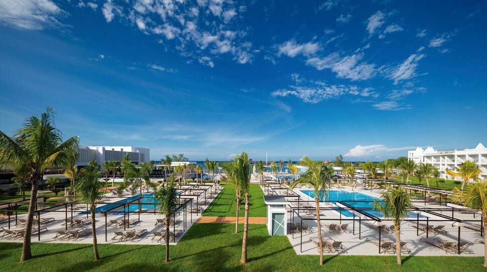 Een foto van het zwembad bij Riu Montego Bay