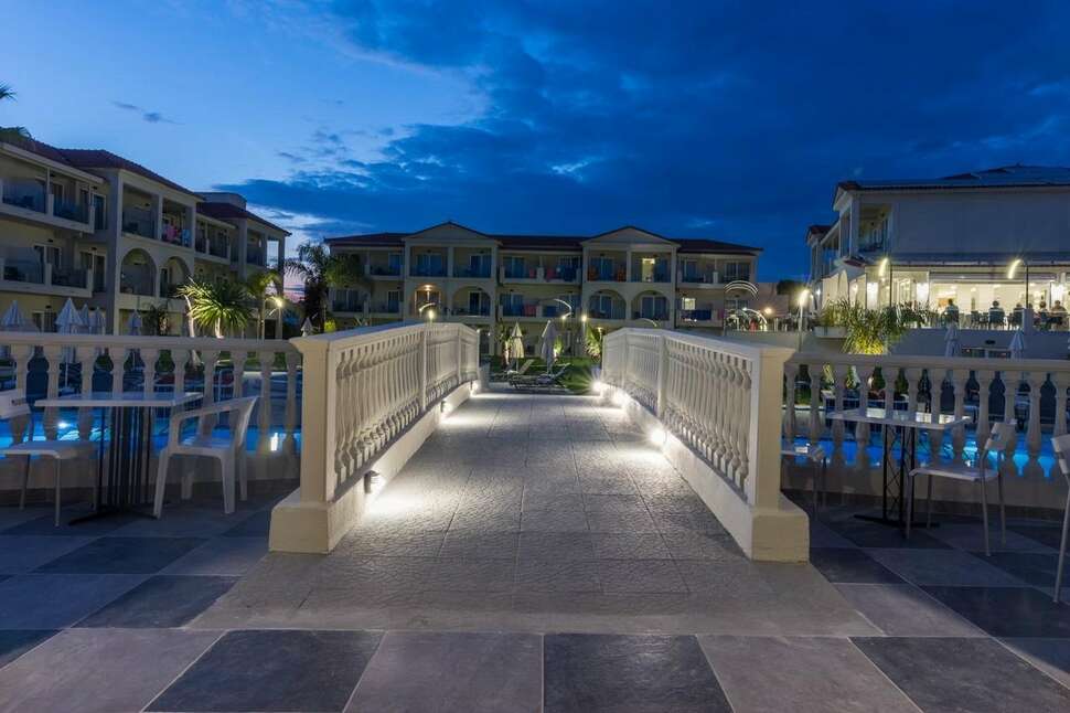 Een foto van het zwembad bij Surreal Exotica Hotel & Spa by Zante Plaza