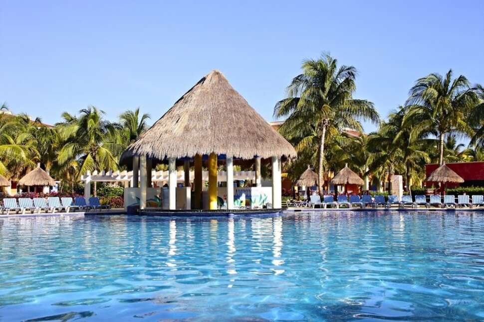 Een foto van het zwembad bij Grand Bahia Principe Coba