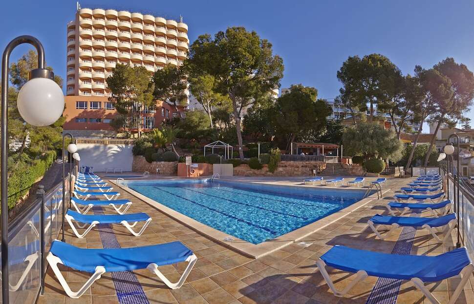 Een foto van het zwembad bij Blue Bay Hotel