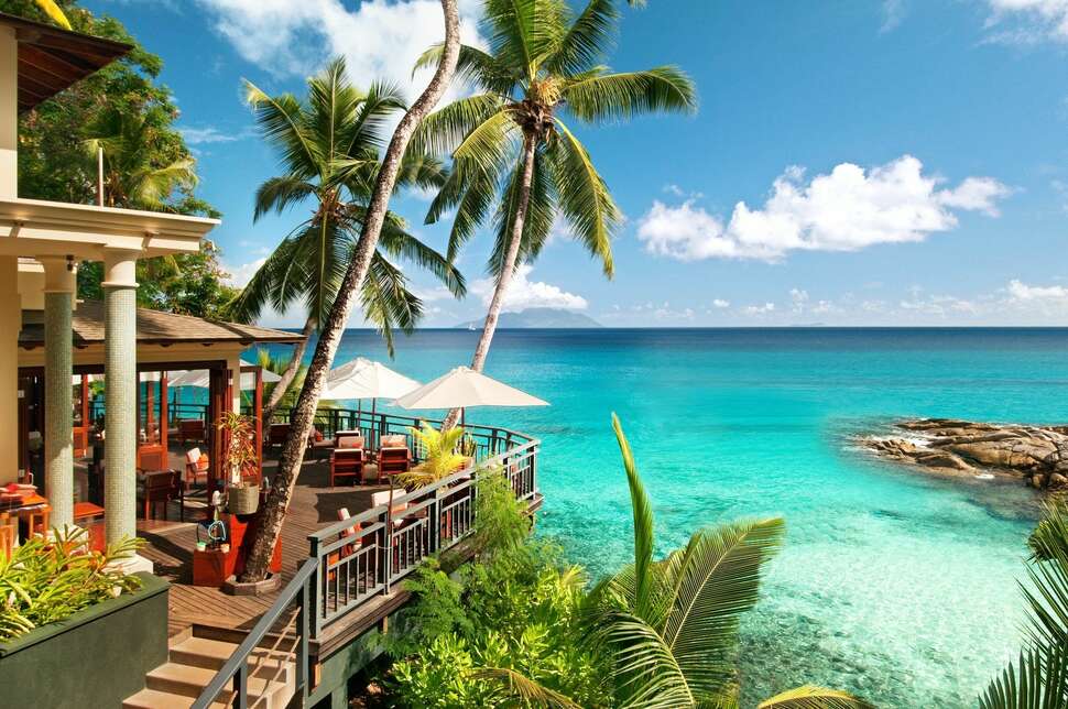 Een foto van het terras bij Hilton Seychelles Northolme Resort & Spa