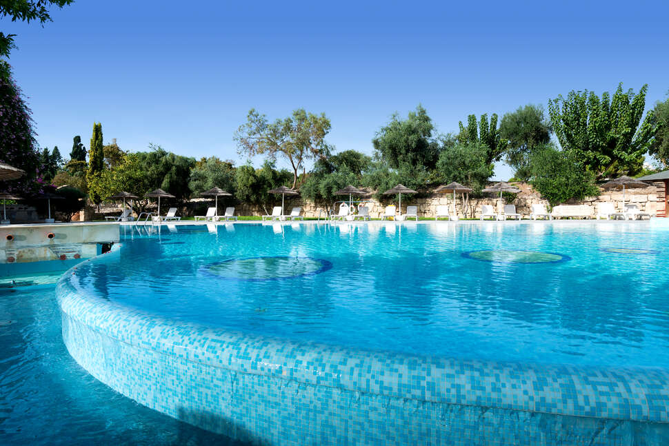 Een foto van het zwembad bij Basilica Holiday Resort
