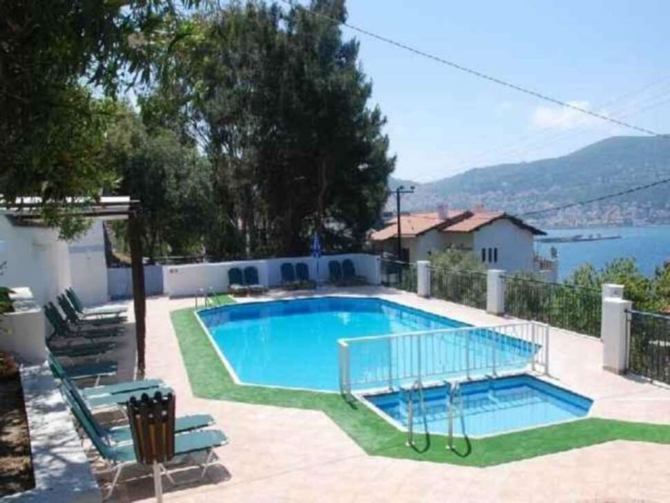 Ein Foto vom Pool im Anthemis Apartments