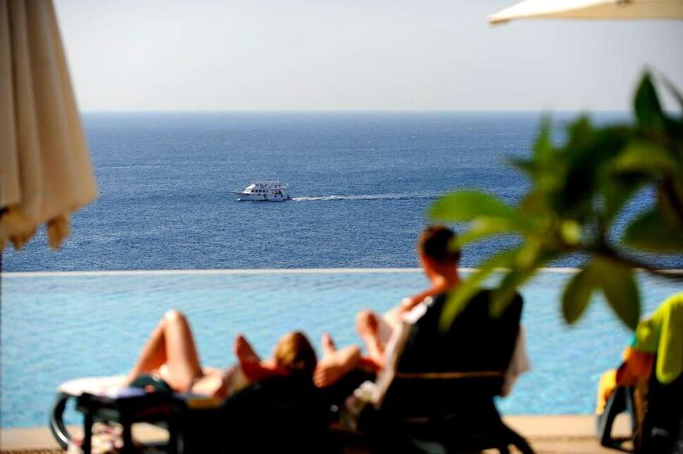 Een foto van het zwembad bij Reef Oasis Blue Bay Resort & Spa